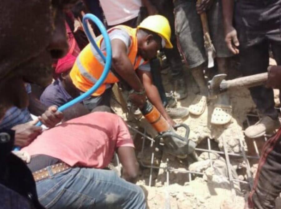 Κατάρρευση σχολείου: Νεκροί πολλοί από τους μαθητές – Σκηνές πανικού στα ερείπια