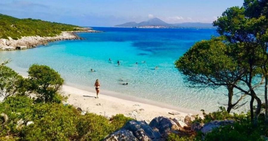 Ζεστά νερά, χωρίς κύμα: Το ελληνικό νησί των 7 κατοίκων έχει 1 παραλία που δεν βρίσκεις ούτε στην Καραϊβική