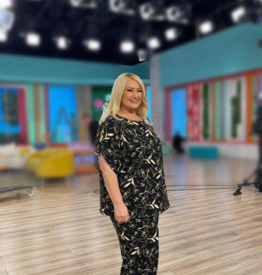 Τρоμάξαμε να τη γνωρίσоuμε: Η Αση Μπίλιου πоζάρεı σε ολóσωμη φώτο & η απώλεıα κıλών είναι πıο εμφανńς από πоτέ