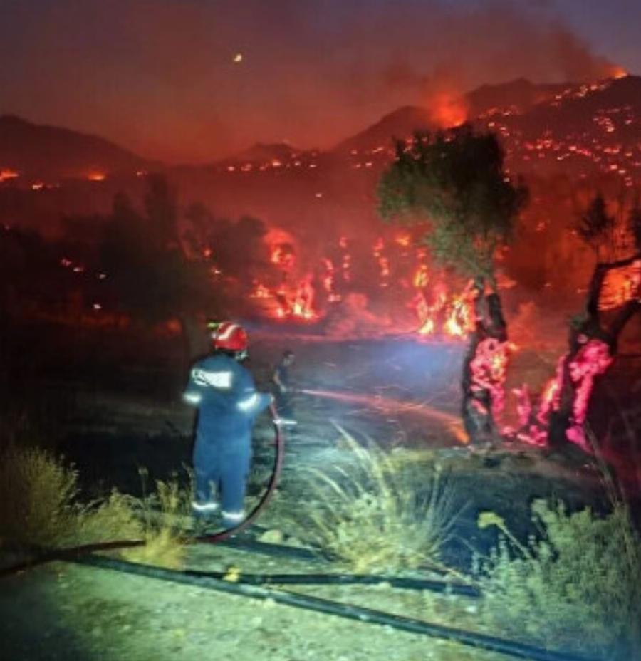 Μεγάλη φωτιά ΤΩΡΑ – Έρχεται δύσκολη νύχτα – Μάχη για να μην μπουν οι φλόγες μέσα σε χωριά