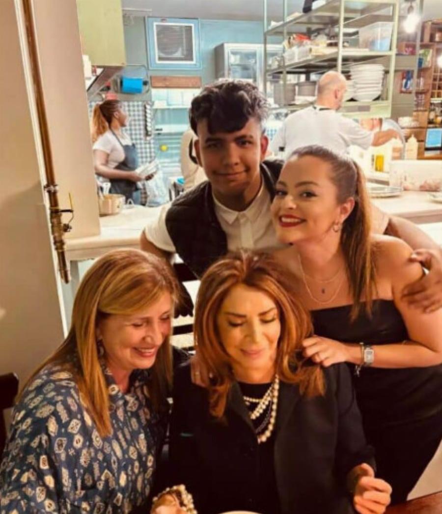 Πέταξε τα γυαλιά, έβαλε βλεφαρίδες, έμεινε μισή: Η Μαριτίνα Ντενίση με μίνι και γόβες είναι το απόλυτο… θηλυκό