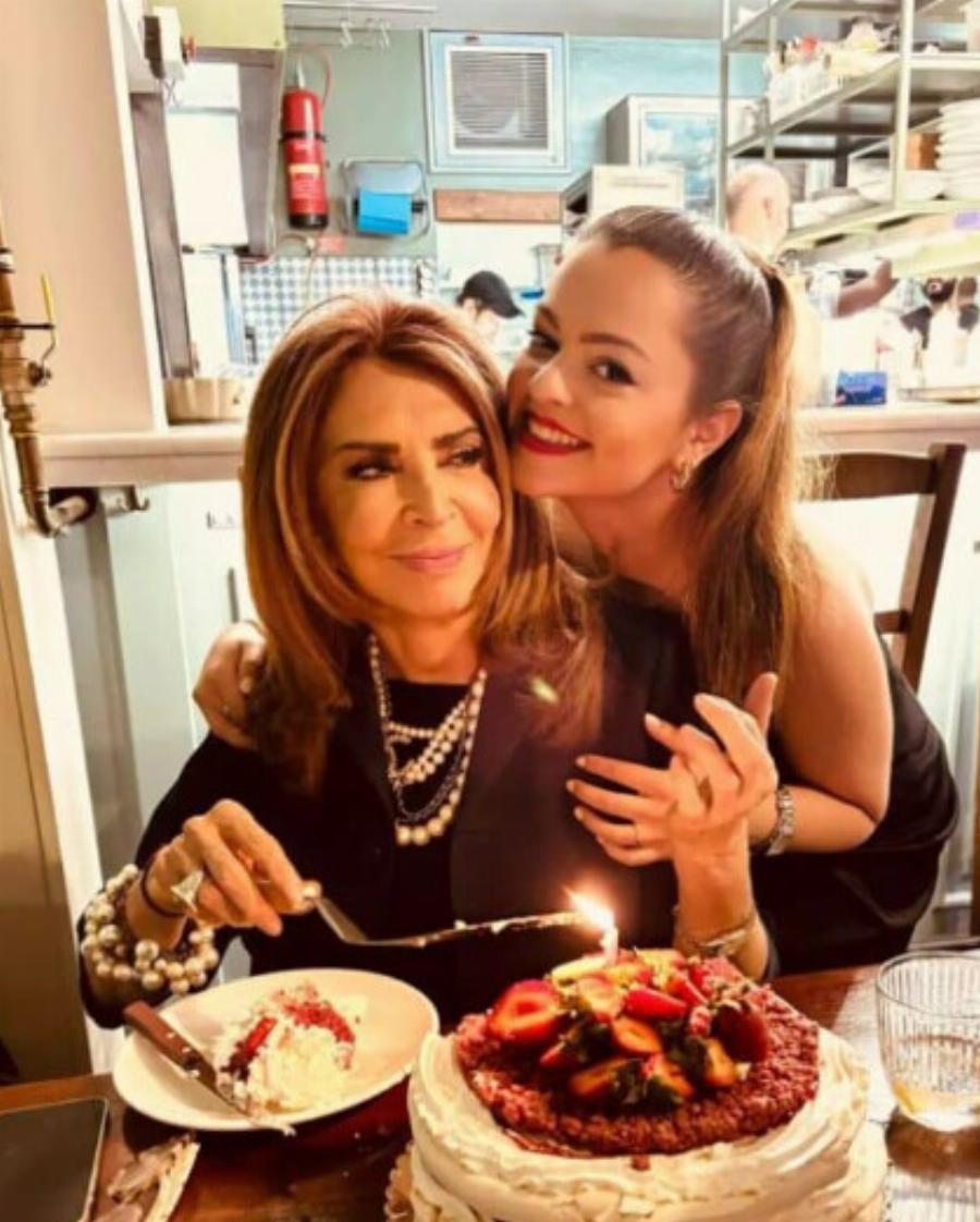 Πέταξε τα γυαλιά, έβαλε βλεφαρίδες, έμεινε μισή: Η Μαριτίνα Ντενίση με μίνι και γόβες είναι το απόλυτο… θηλυκό