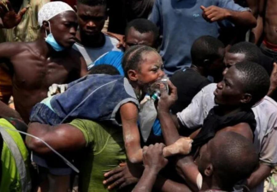 Κατάρρευση σχολείου: Νεκροί πολλοί από τους μαθητές – Σκηνές πανικού στα ερείπια