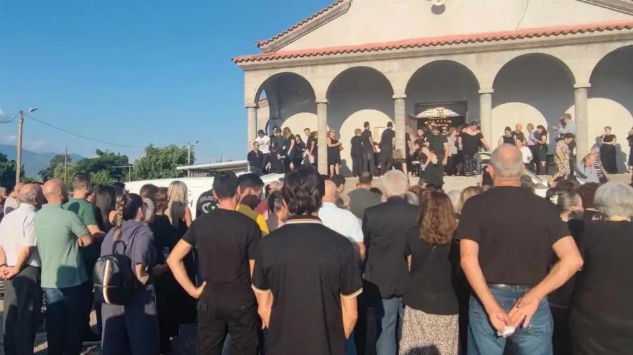 Αγρίνιο: Θρήνος στην κηδεία της 2χρονης Αλεξάνδρας που παρασύρθηκε από το αγροτικό όχημα του πατέρα της