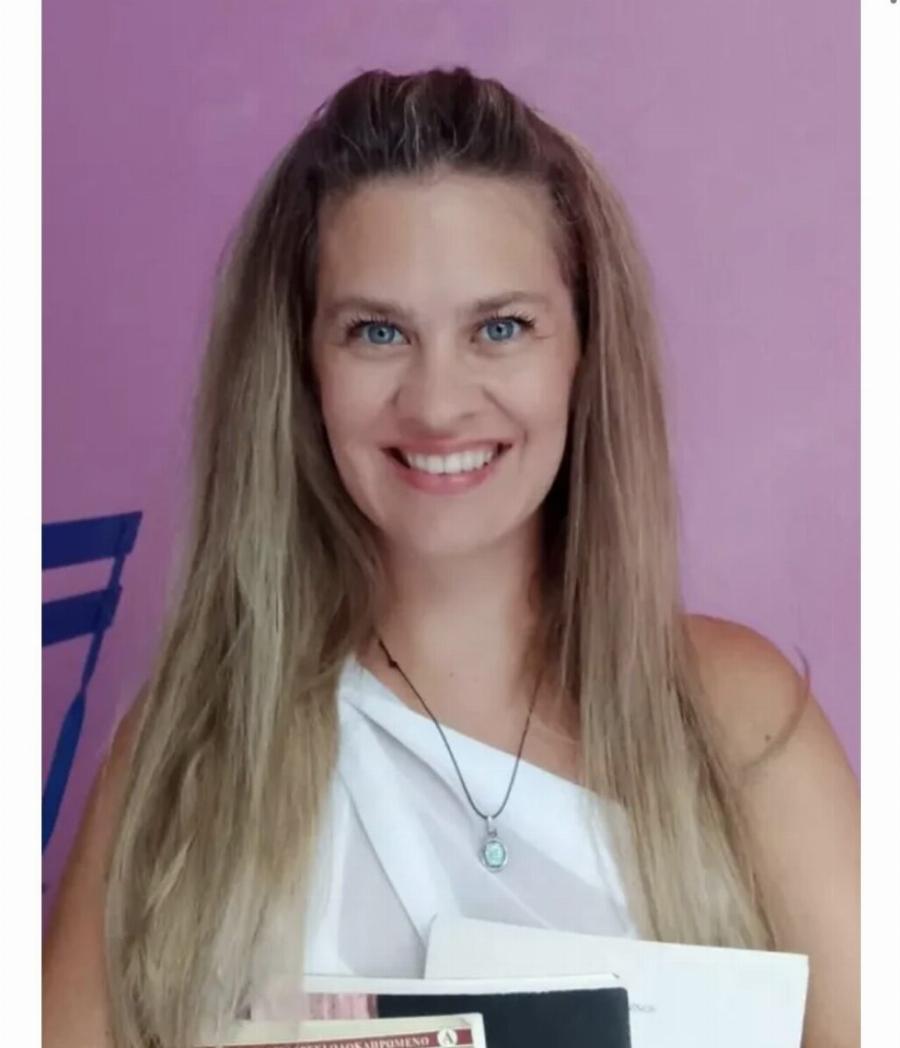 Είναι δασκάλα, δείχνει κούκλα: Τι κάνει σήμερα η Γωγώ από το «Το καφέ της Χαράς», 20 χρόνια μετά