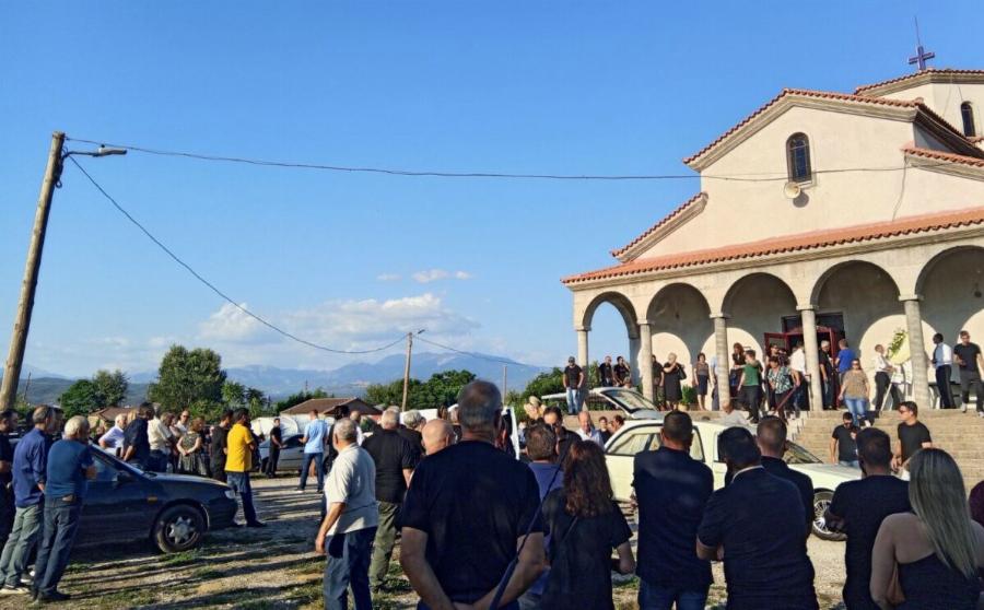 Αγρίνιο: Θρήνος στην κηδεία της 2χρονης Αλεξάνδρας που παρασύρθηκε από το αγροτικό όχημα του πατέρα της