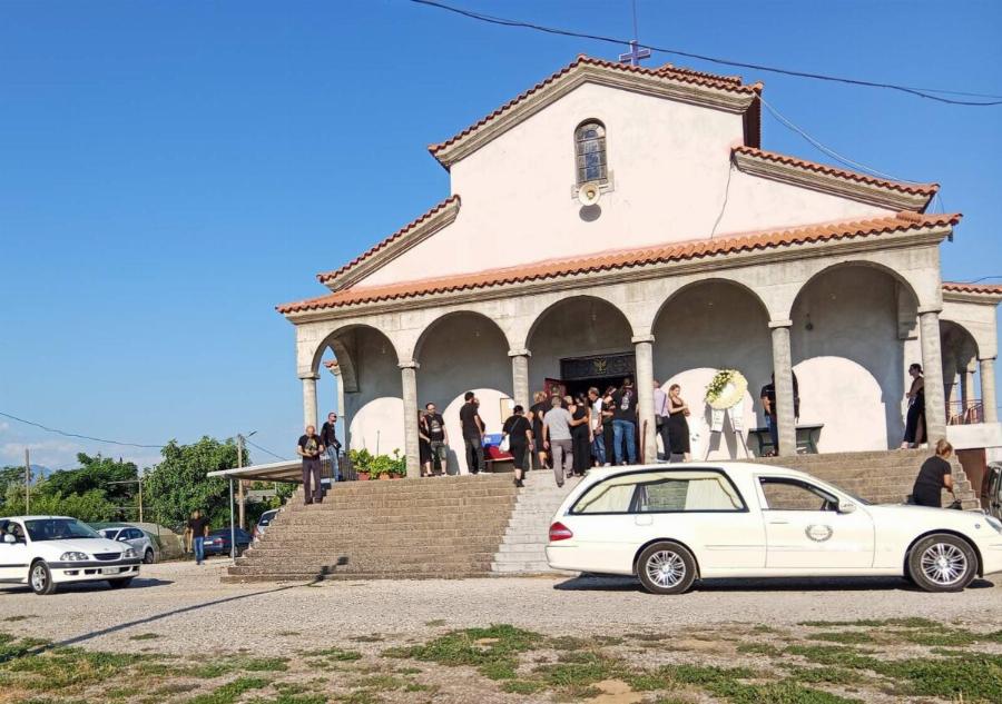 Αγρίνιο: Θρήνος στην κηδεία της 2χρονης Αλεξάνδρας που παρασύρθηκε από το αγροτικό όχημα του πατέρα της