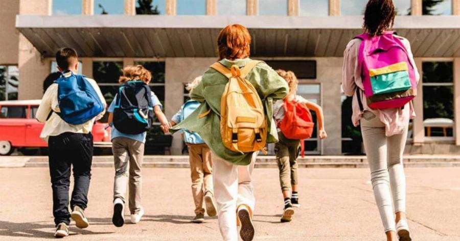 Χίλια μπράβο: Αυτός ο Δήμος «χαρίζει» σχολικά είδη σε οικογένειες που το έχουν ανάγκη