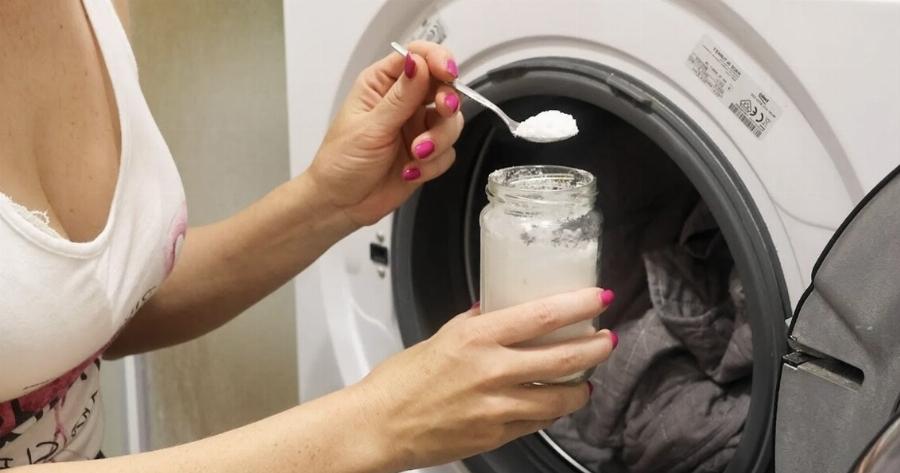 Τα ρούχα μυρίζουν φρεσκάδα χωρίς μαλακτικό: Χρησιμοποιήστε αuτό το φυσικό συστατικό