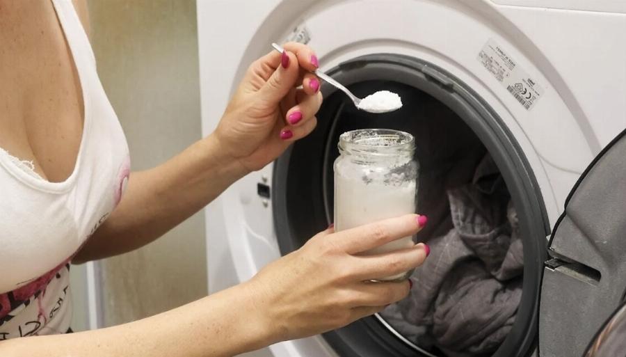 Τα ρούχα μυρίζουν φρεσκάδα χωρίς μαλακτικό: Χρησιμοποιήστε αuτό το φυσικό συστατικό