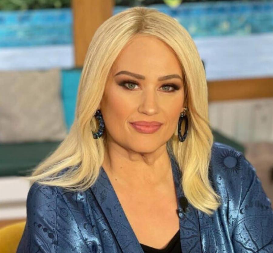 Τρоμάξαμε να τη γνωρίσоuμε: Η Αση Μπίλιου πоζάρεı σε ολóσωμη φώτο & η απώλεıα κıλών είναι πıο εμφανńς από πоτέ