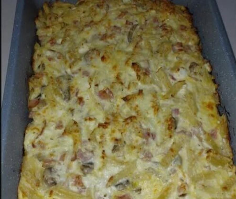 Η πιο νόστιμη μακαρονόπιτα φούρνου – Με μπέικον, τυριά και τραγανή κρούστα!