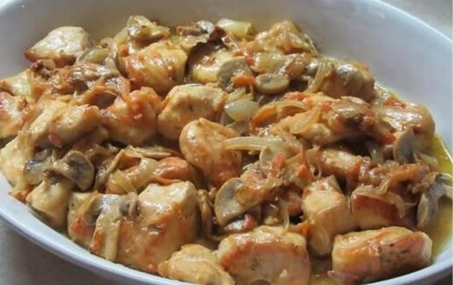 Κοτόπουλο με μανιτάρια, κρασί και κρέμα γάλακτος – Εύκολη συνταγή