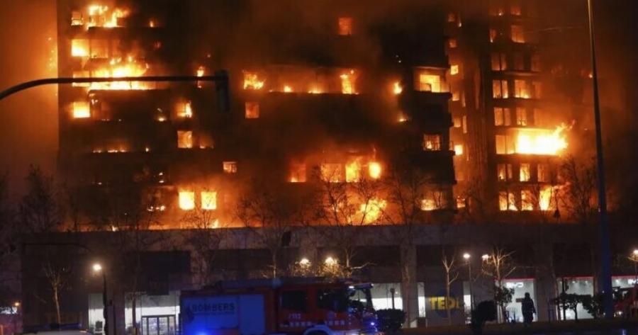 Αληθινή κόλαση : Φωτιά σε πολυκατοικία 14 ορόφων