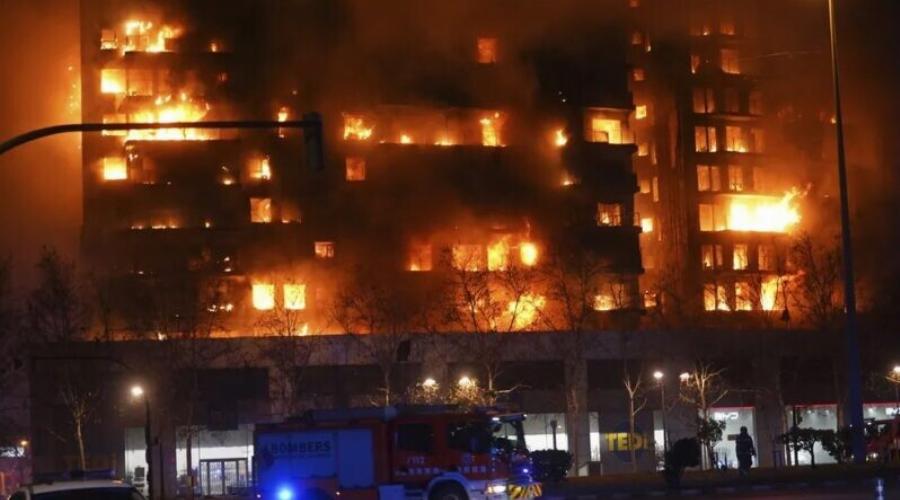 Αληθινή κόλαση : Φωτιά σε πολυκατοικία 14 ορόφων