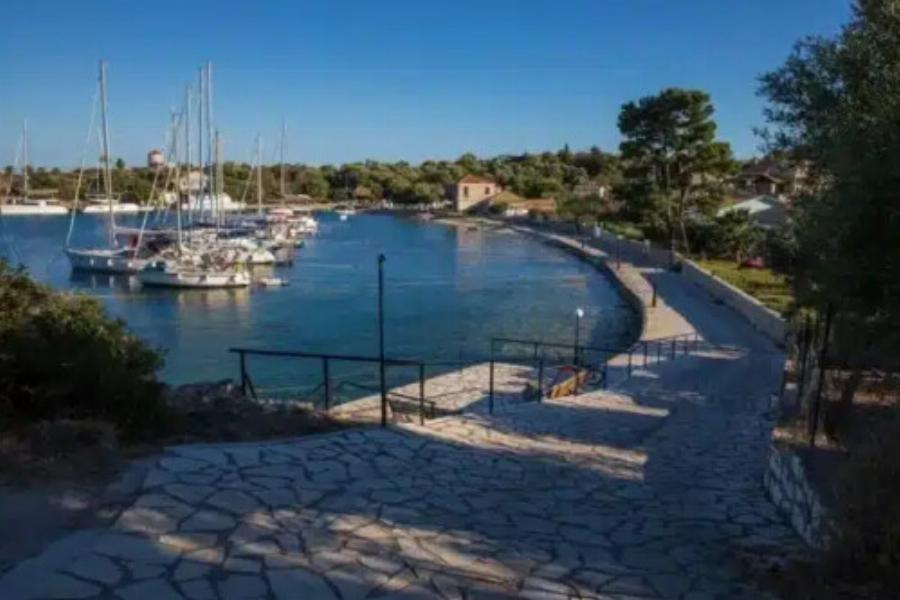 Εισιτήριο με 3 ευρώ φαγητό με 10 ευρώ: Το νησί – θαύμα που επιλέγουν όσοι προτιμούν φθηνές κι ανέμελες διακοπές