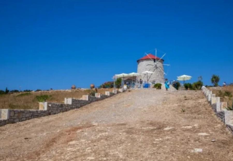 Εισιτήριο με 3 ευρώ φαγητό με 10 ευρώ: Το νησί – θαύμα που επιλέγουν όσοι προτιμούν φθηνές κι ανέμελες διακοπές