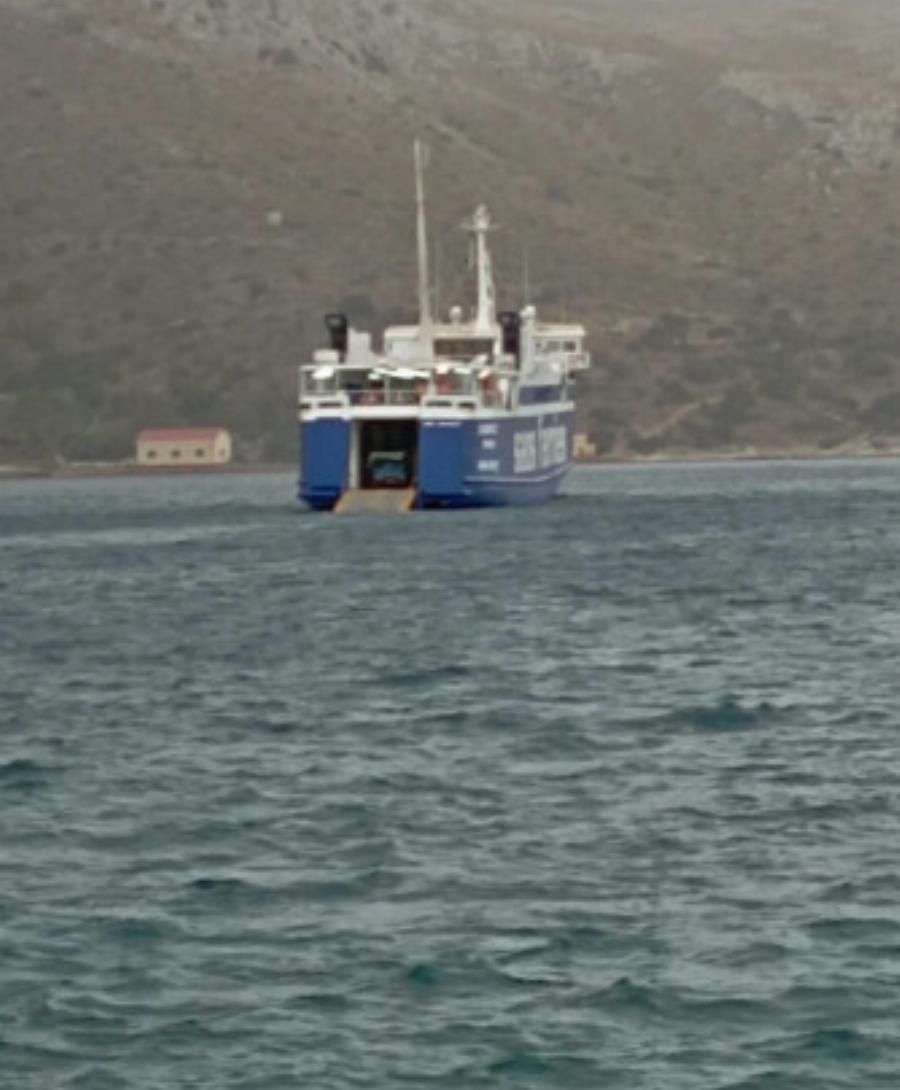 Με ανοιχτή μπουκαπόρτα μεσοπέλαγα το πλοίο «Σαονήσος» για Λέρο Απίστευτες εικόνες