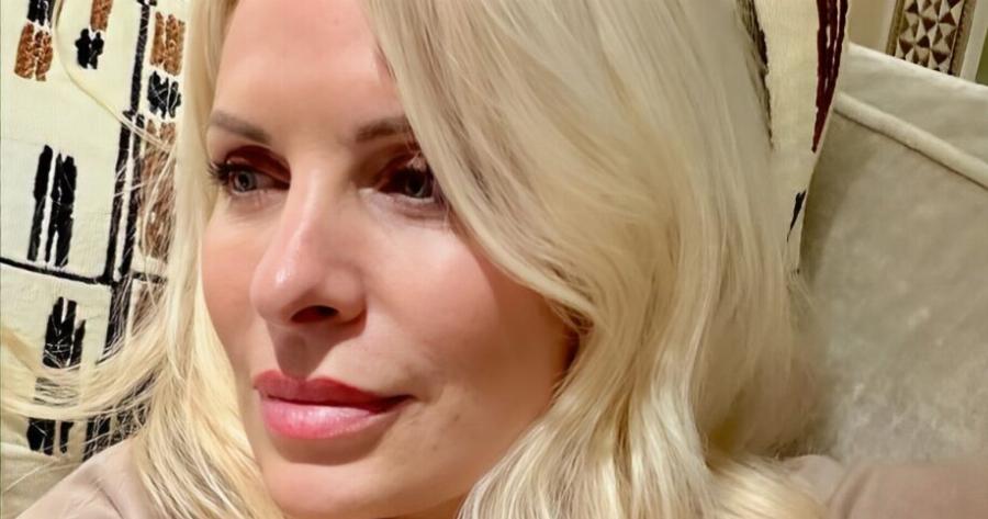 Ελένη Μενεγάκη: Ποζάρει στον καναπέ διαβάζοντας το αγαπημένο της βιβλίο – Ποιο είναι