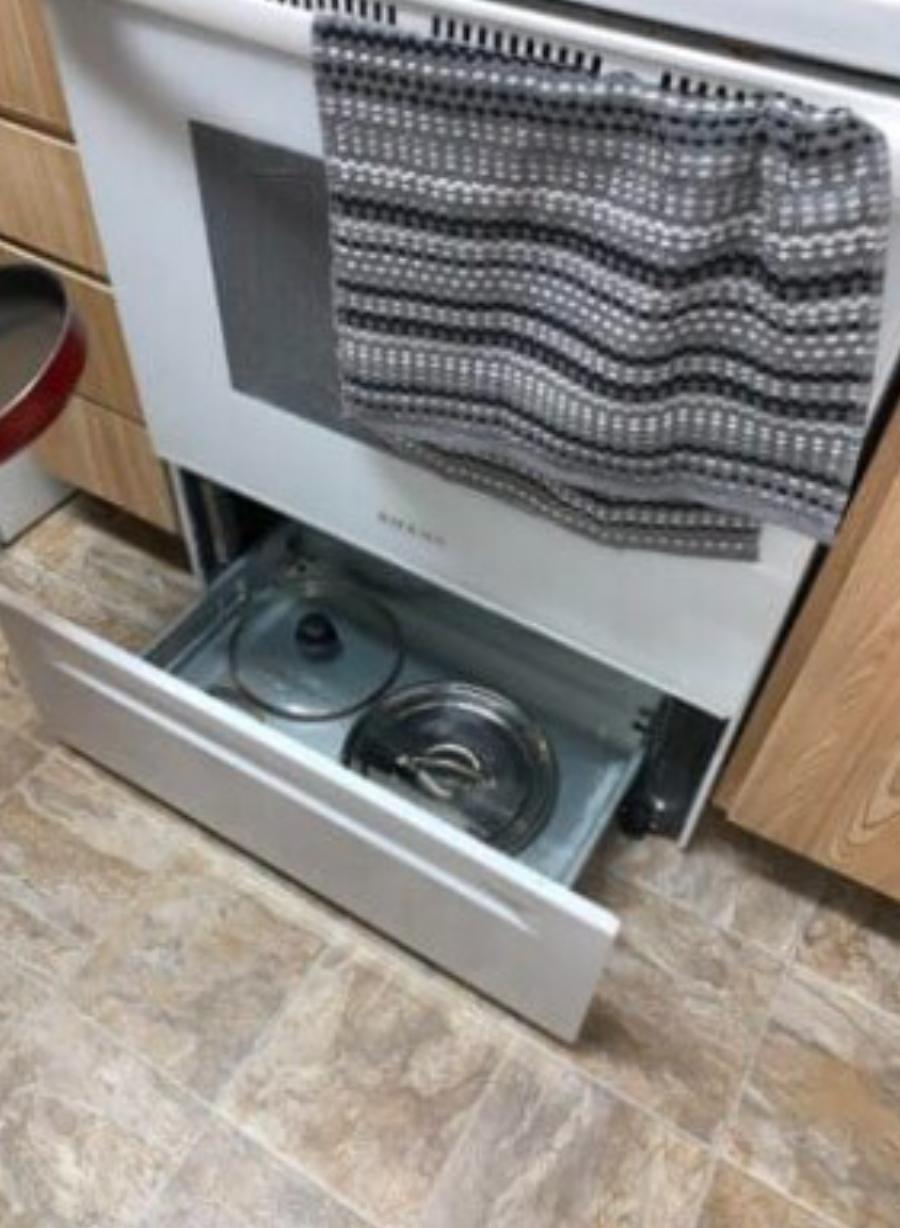 Δεν είναι για να βάζουμε τα ταψιά: Δεν φαvτάζεστε σε τι χρησιμεύει το συρτάρι κάτω από τον φούρνο σας