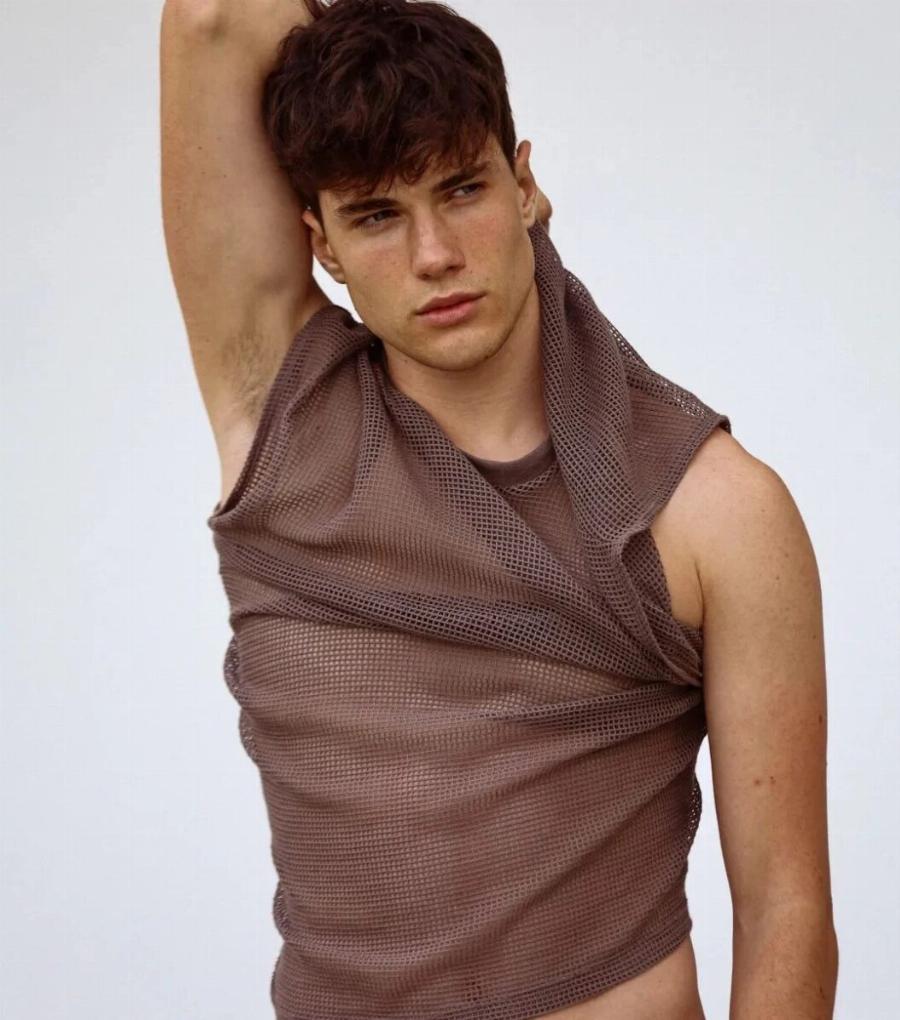 Παράτησε το μόντελινγκ, έγινε παπάς: Ο ομορφóτερος άνδρας της χώρας αρνήθηκε τα λeφτά κι αφοσιώθηκε στον Θεό