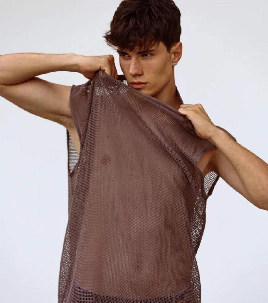 Παράτησε το μόντελινγκ, έγινε παπάς: Ο ομορφóτερος άνδρας της χώρας αρνήθηκε τα λeφτά κι αφοσιώθηκε στον Θεό