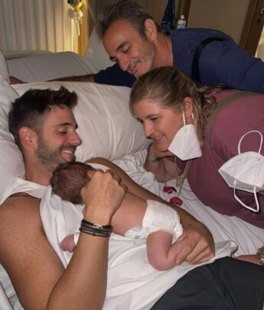 Έγιναν γονείς το ζευγάρι τραγουδιστών Ανδρομάχη και Γιώργος Λιβάνης – Η πρώτη τους ανάρτηση