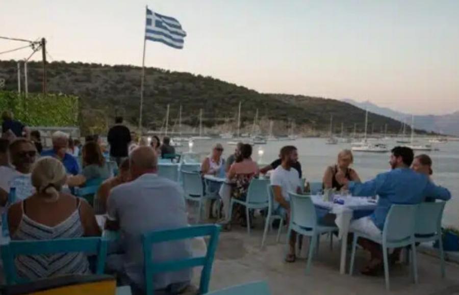 Εισιτήριο με 3 ευρώ φαγητό με 10 ευρώ: Το νησί – θαύμα που επιλέγουν όσοι προτιμούν φθηνές κι ανέμελες διακοπές