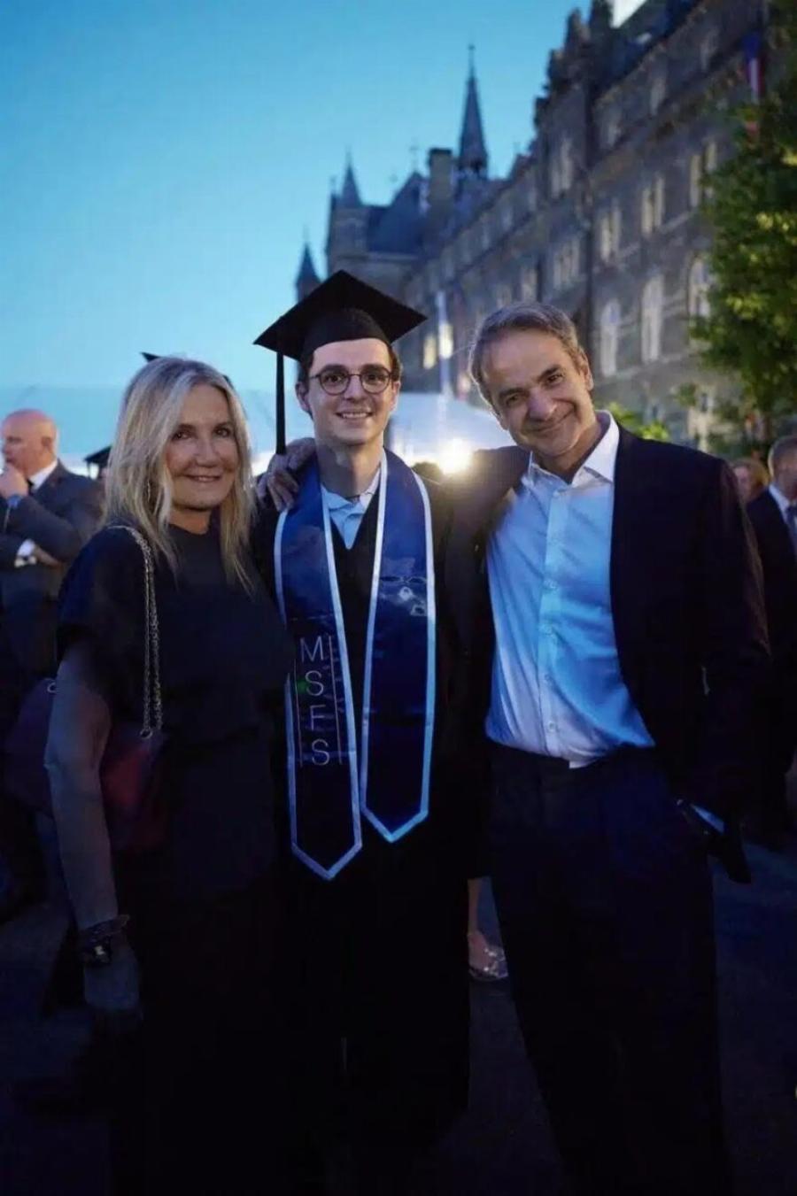 Κωνσταντίνος Μητσοτάκης: Ο γιος του Πρωθυπουργού πήρε το πτυχίο του – Στο πλευρό του η οικογένεια του και η Μαρία Σάκκαρη