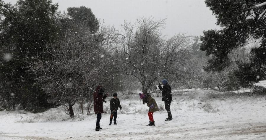 Θα το «στρώσει» και μέσα στην Αθήνα: «Καμπανάκι» μετεωρολόγων για τον καιρό, πότε «χτυπά» το διπλό κύμα ψύχους