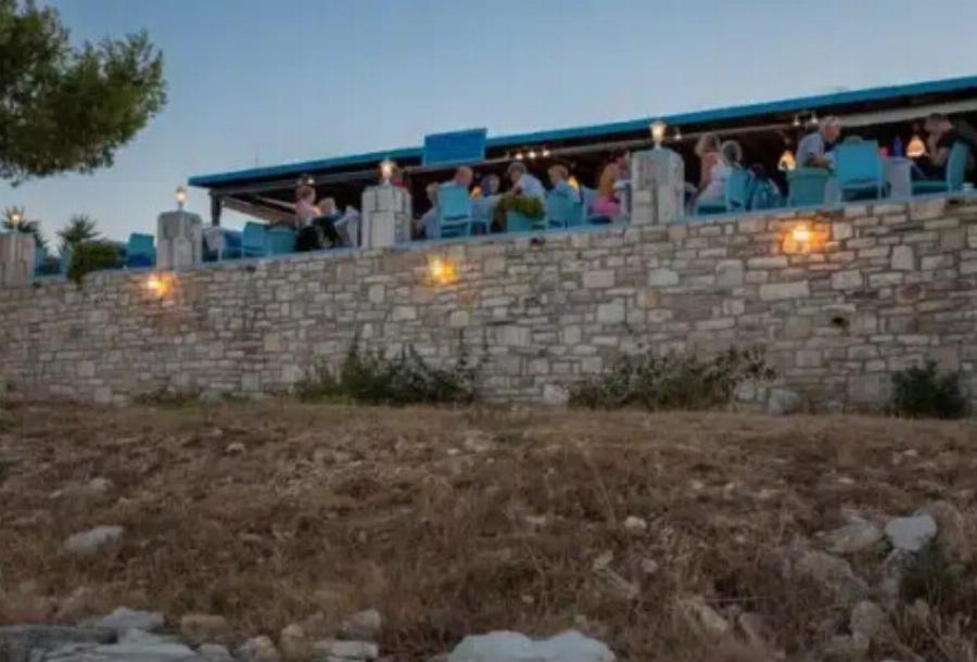 Εισιτήριο με 3 ευρώ φαγητό με 10 ευρώ: Το νησί – θαύμα που επιλέγουν όσοι προτιμούν φθηνές κι ανέμελες διακοπές