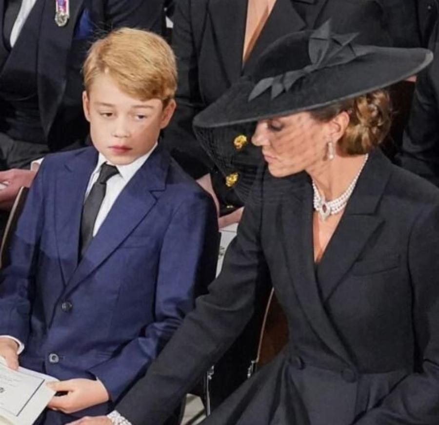 Δάκρυα χαράς: Βγήκε από το σπίτι η Κέιτ Μίντλετον – Μαζί της ο Γουίλιαμ και ο μικρός Τζορτζ