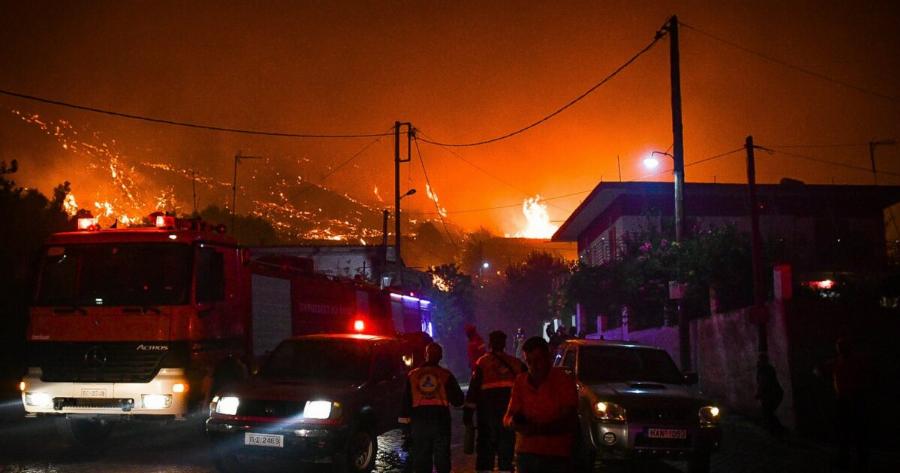 Πύρινη κόλαση: Εκκενώνεται το χωριό – Καίγονται τα πρώτα σπίτια