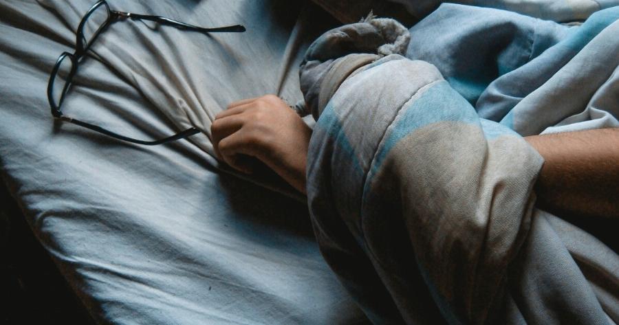 Αυτός είναι ο χειρότερος τρόπος για να κοιμάσαι, σύμφωνα με τους γιατρούς