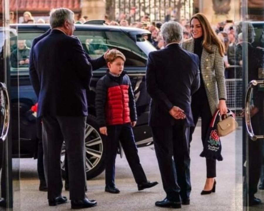 Δάκρυα χαράς: Βγήκε από το σπίτι η Κέιτ Μίντλετον – Μαζί της ο Γουίλιαμ και ο μικρός Τζορτζ