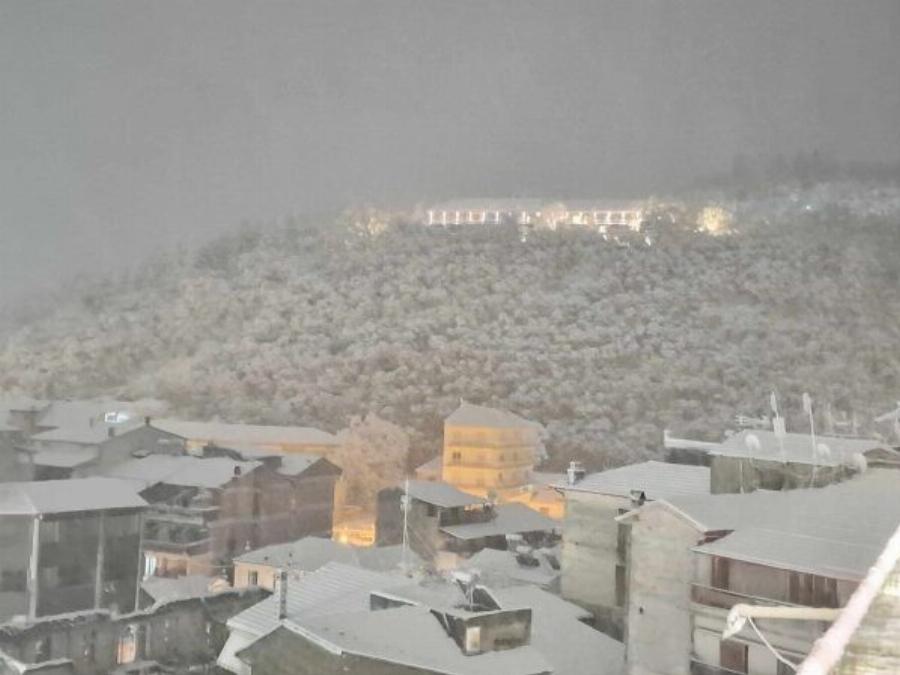 Θεσσαλονίκη: Χιονίζει στον Χορτιάτη και το Ωραιόκαστρο