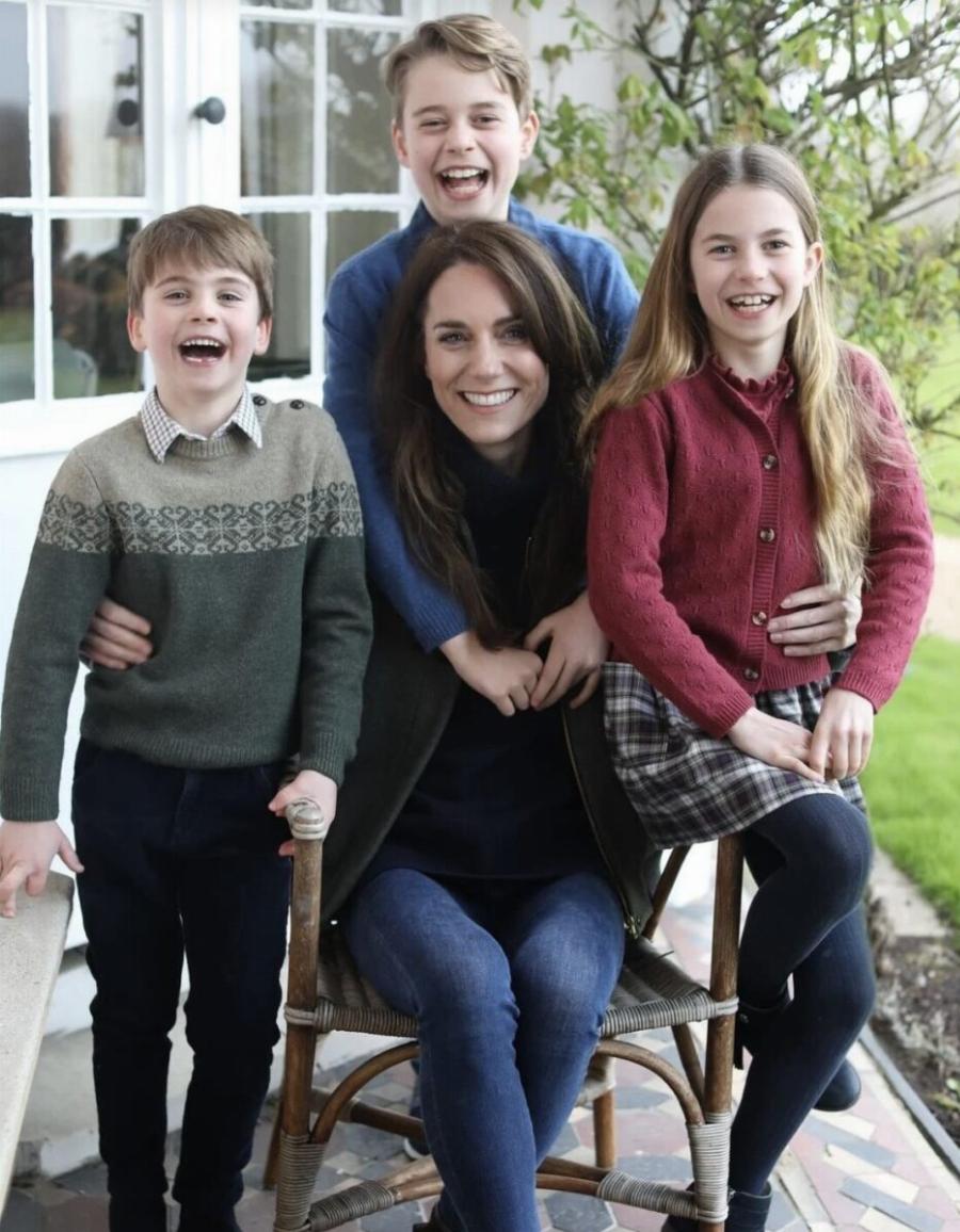 Μόνο λίγοι το παρατήρησαν: Η λεπτομέρεια στην φωτό της Κέιτ Μίντλετον μετά το χεıρουργείο «πρóδωσε» την αλńθεια