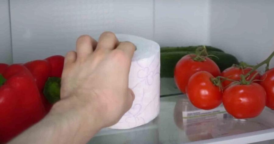 Το συστήνουν και οι ψυκτικοί: Ο λόγος που πρέπει πάντα να τοποθετείς ένα χαρτί υγείας μέσα στο ψυγείο