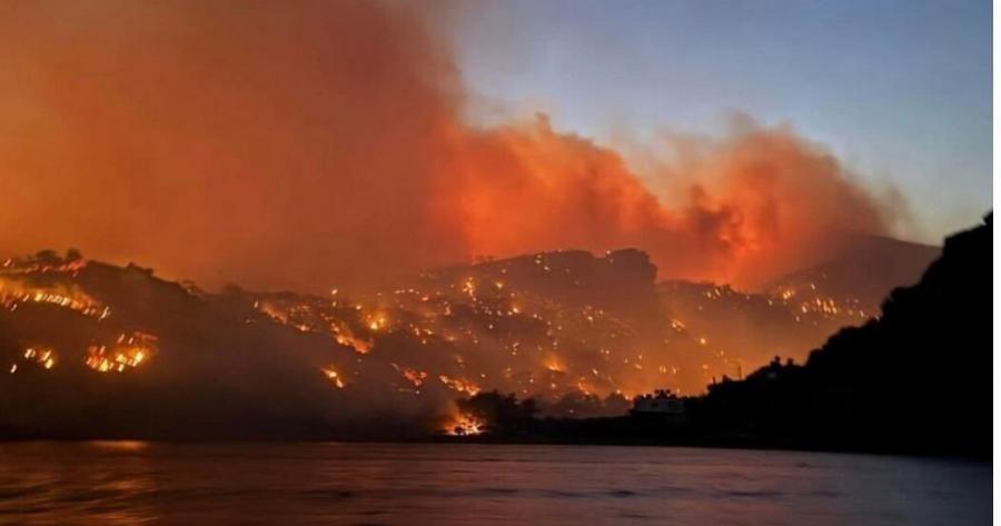 Δραματική νύχτα: Εικόνες που κόβουν την ανάσα – Καίει ανεξέλεγκτη η φωτιά, εκκενώνονται σπίτια και ξενοδοχεία