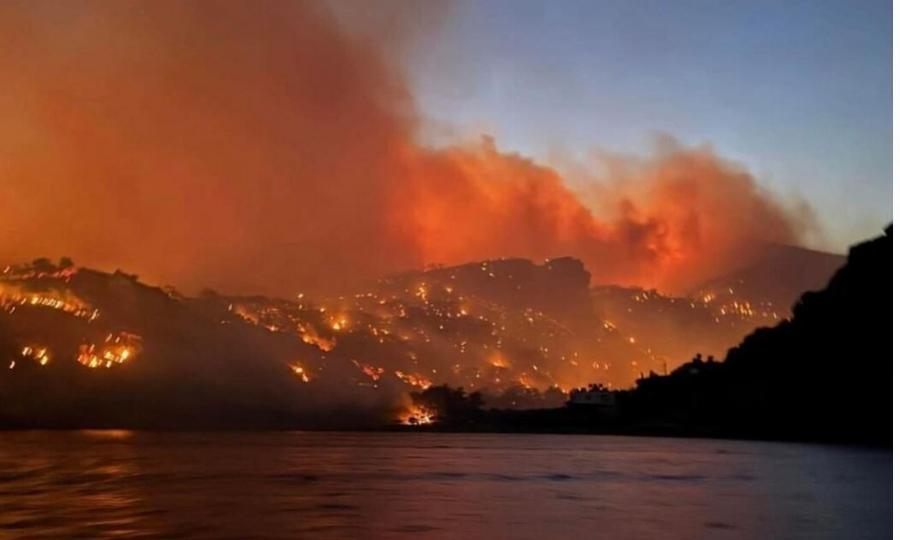 Δραματική νύχτα: Εικόνες που κόβουν την ανάσα – Καίει ανεξέλεγκτη η φωτιά, εκκενώνονται σπίτια και ξενοδοχεία