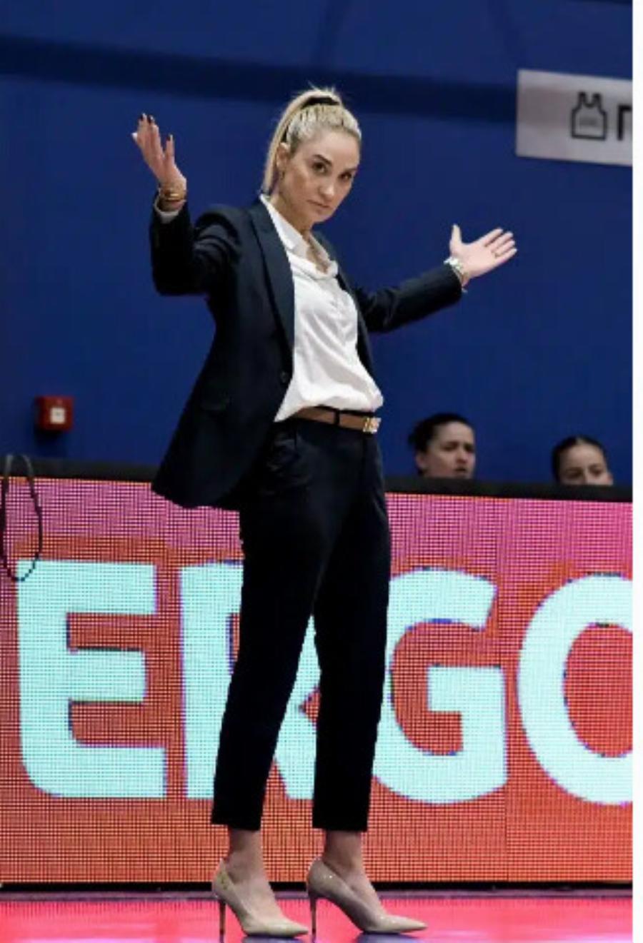 Χαμός στα Ιωάννινα – Τουρκάλα καλλονή προπονήτρια ανέλαβε τον ΠΑΣ Γιάννινα – Οι ψηλοτάκουνες γόβες και το εντυπωσιακό στιλ