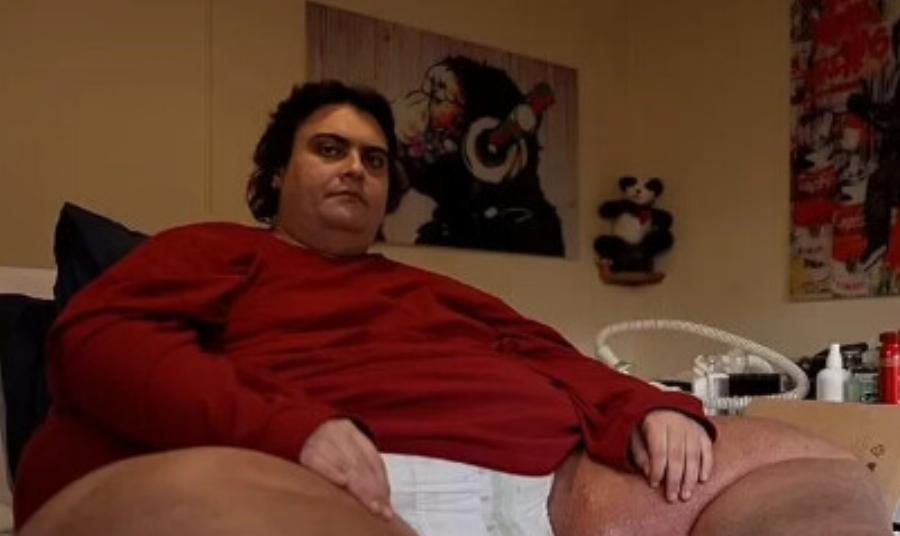 Ζύγιζε 412 κιλά στα 25 του: Νεκρός ο «παχύτερος άντρας της χώρας», σε ηλικία 34 ετών, τον μετέφεραν με γερανό