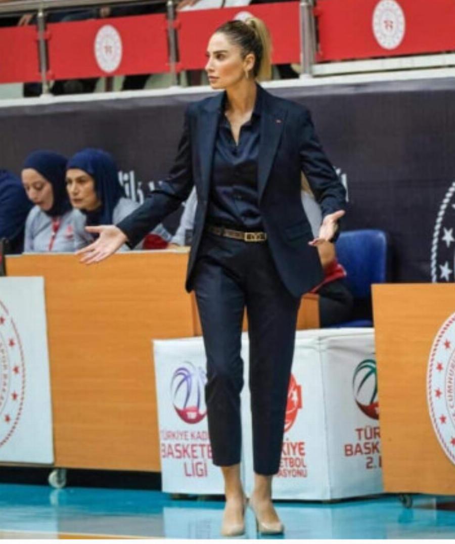 Χαμός στα Ιωάννινα – Τουρκάλα καλλονή προπονήτρια ανέλαβε τον ΠΑΣ Γιάννινα – Οι ψηλοτάκουνες γόβες και το εντυπωσιακό στιλ