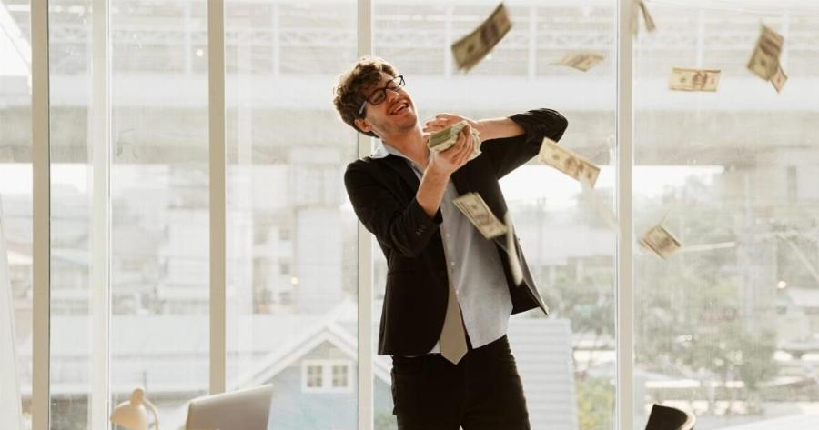 4 ζώδια που είναι πιθανό να γίνουν Eκατoμμupιouxoι μέχρι το 2030