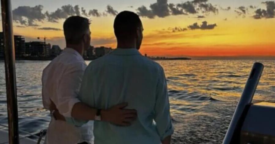 Ανακοίνωσε ότι είναι γκέι και σόκαρε τους πάντες – Η φωτογραφία με τον σύντροφό του