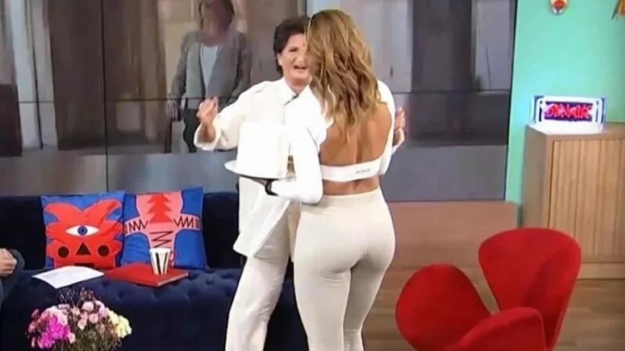 Μπούκαρε στην ΕΡΤ με λευκό κολάν και όλοι τα… έχασαν