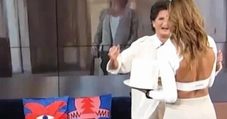 Μπούκαρε στην ΕΡΤ με λευκό κολάν και όλοι τα… έχασαν