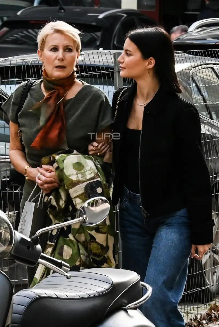 Κομψή από πάνω μέχρι κάτω η Νατάσα Παζαΐτη – Σπάνια κοινή εμφάνιση με την 23χρονη κόρη της στο κέντρο της Αθήνας