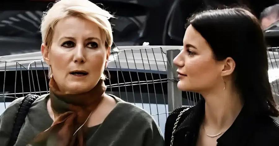 Κομψή από πάνω μέχρι κάτω η Νατάσα Παζαΐτη – Σπάνια κοινή εμφάνιση με την 23χρονη κόρη της στο κέντρο της Αθήνας