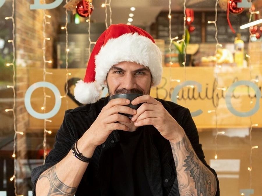 Το μυστικό αποκαλύφθηκε: Η αφράτη βασιλόπιτα τσουρέκι του Άκη που λιώνει στο στόμα και ξετρελαίνει τους πάντες